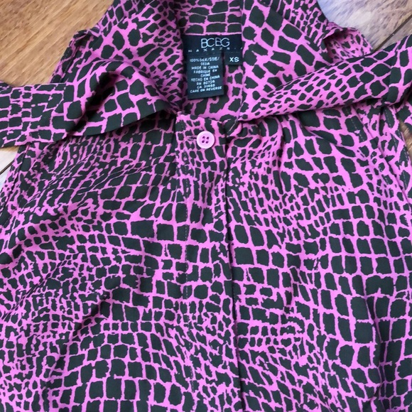 🚨SOLD🚨EUC BCBG Max Azaria 100% Silk Top - Picture 2 of 3